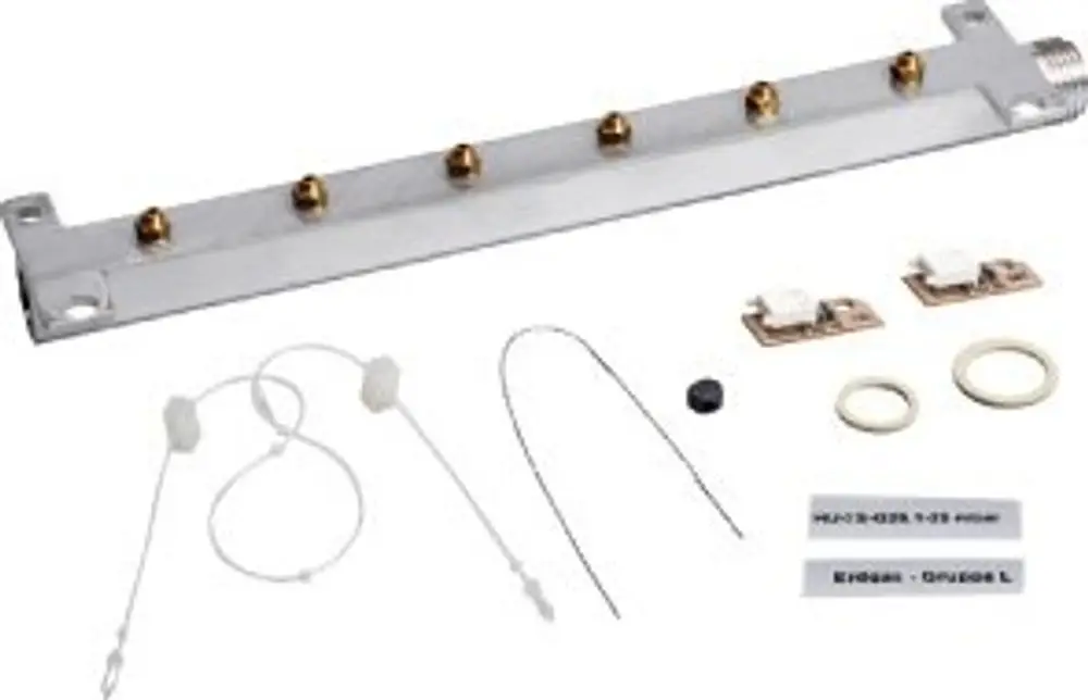 BOSCH Montagekit mit einer Metallplatte, mehreren Anschlüssen und verschiedenen kleinen Zubehörteilen, darunter Drähte und Dichtungen, auf heller Fläche.
